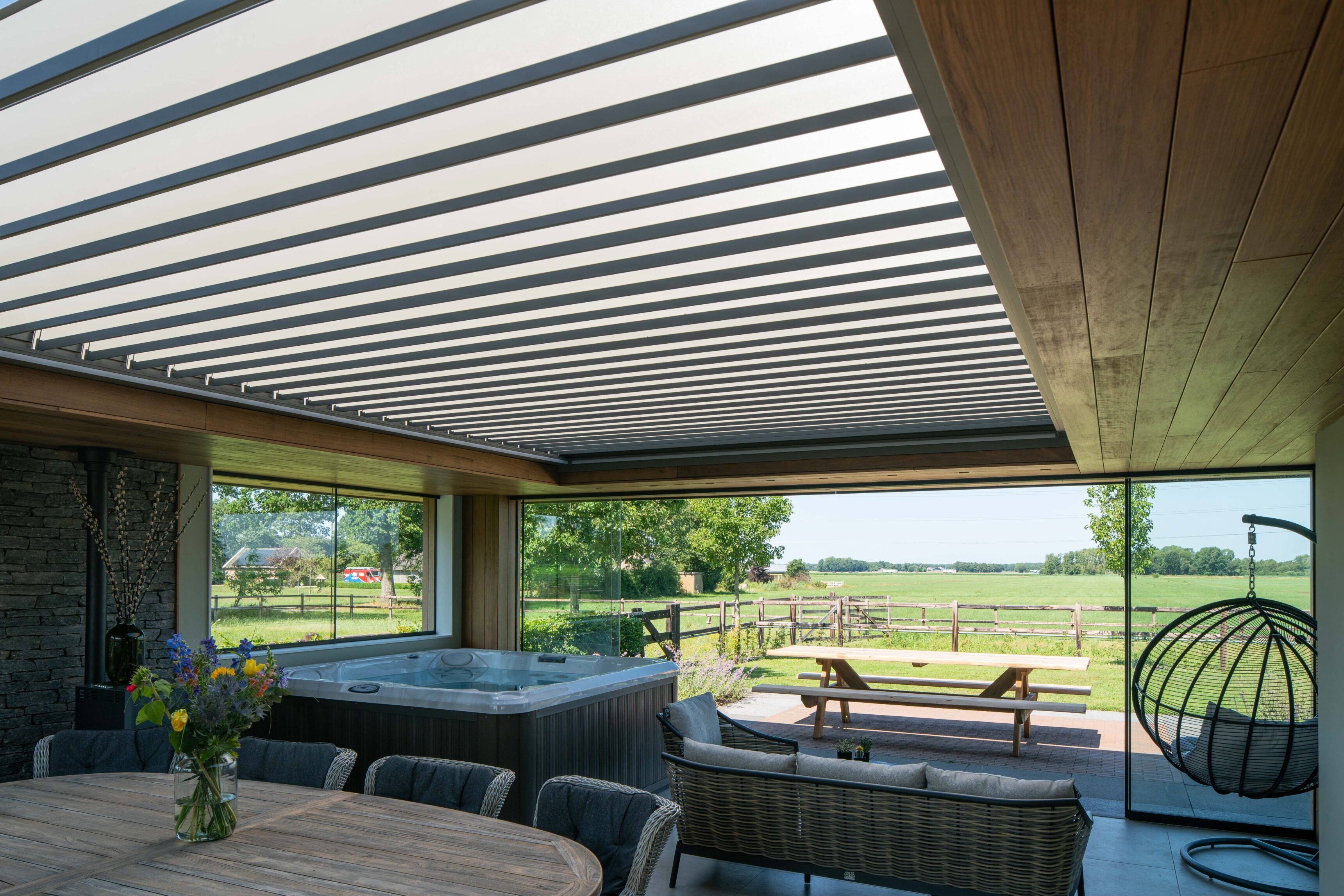 verbind-buiten-met-binnen-tuinkamer-lamellen-inbouw-dak