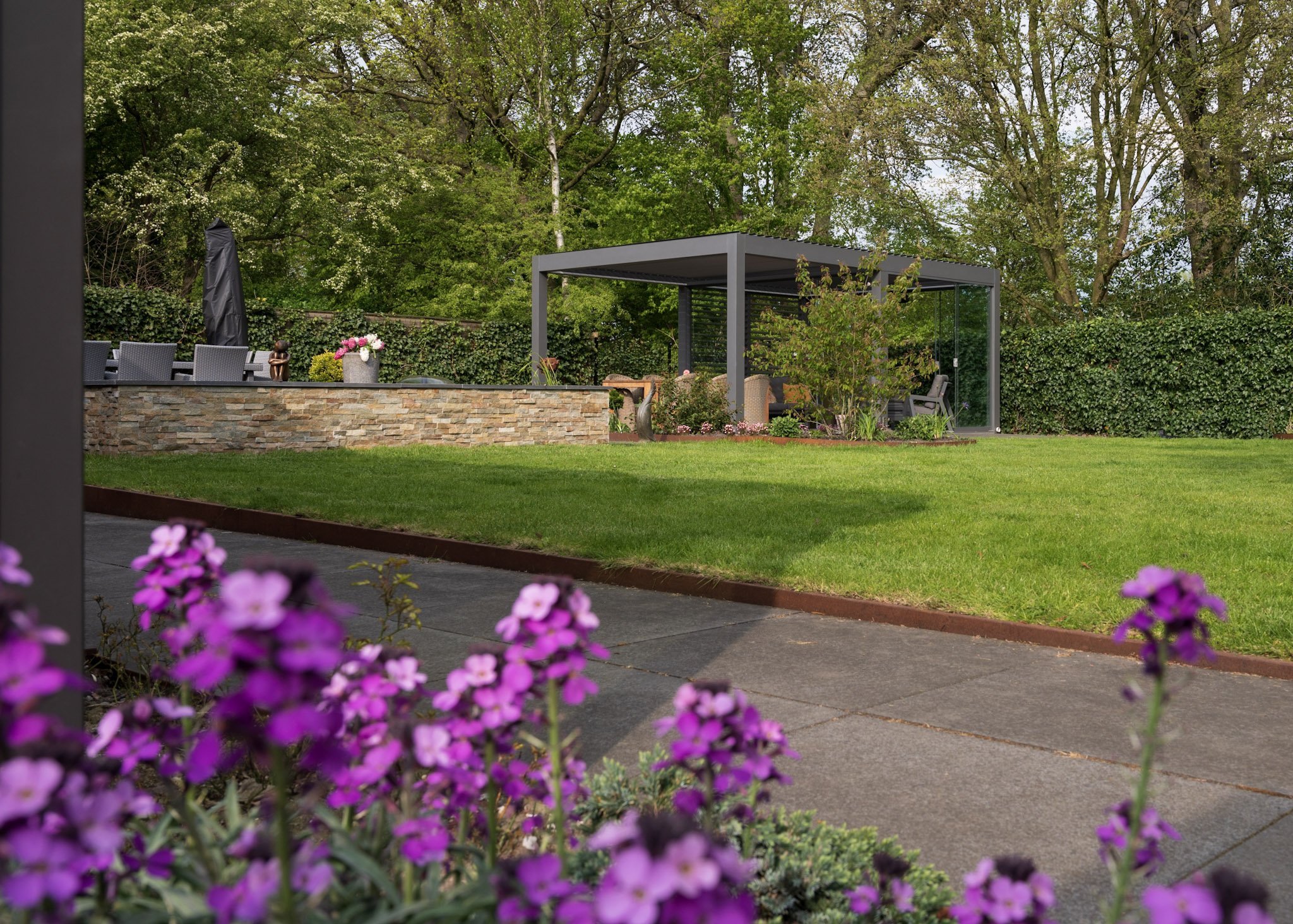 Maatwerk-tuinkamer-glaswanden-louvres-lamellendak