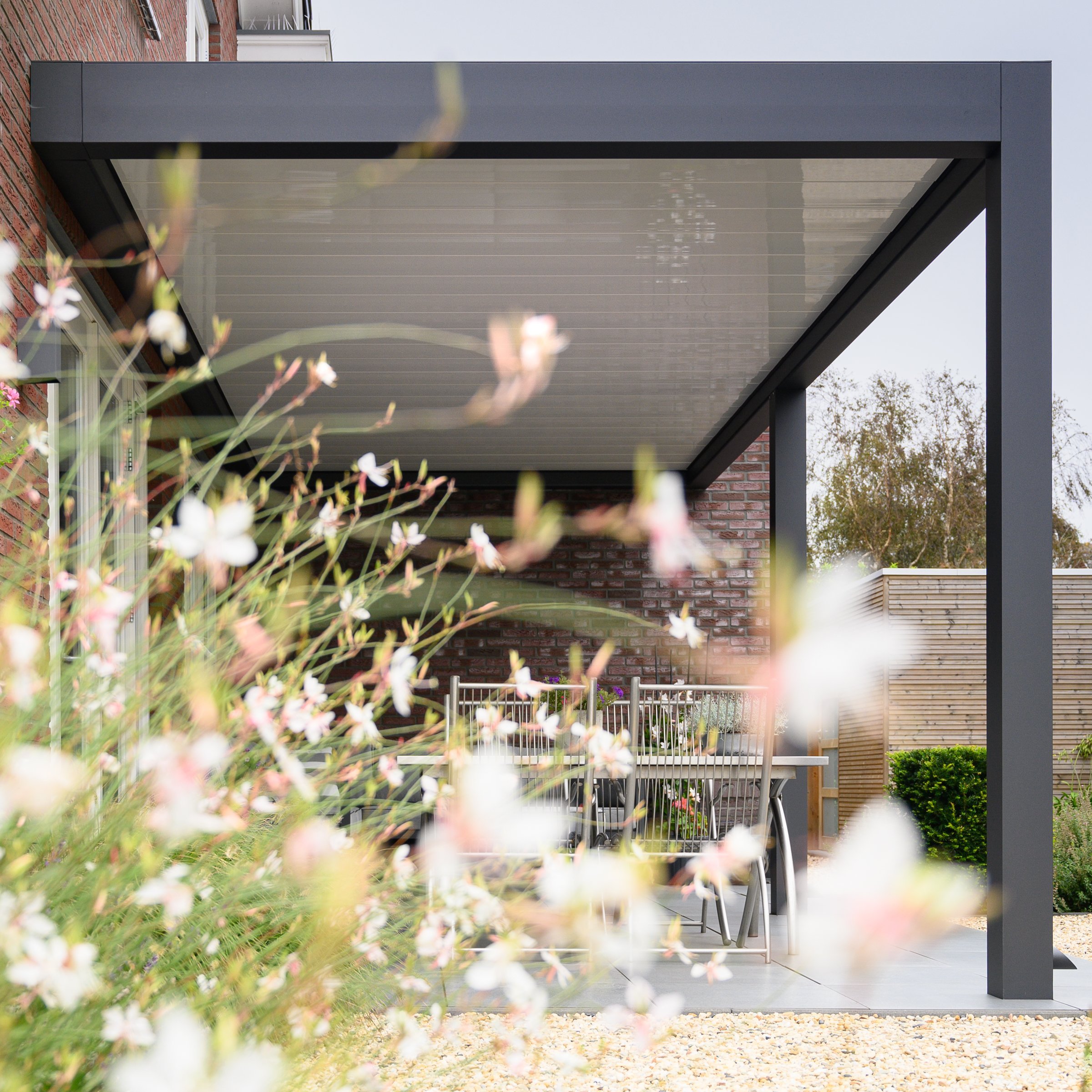 Aan-de-gevel-geplaatste-terrasoverkapping