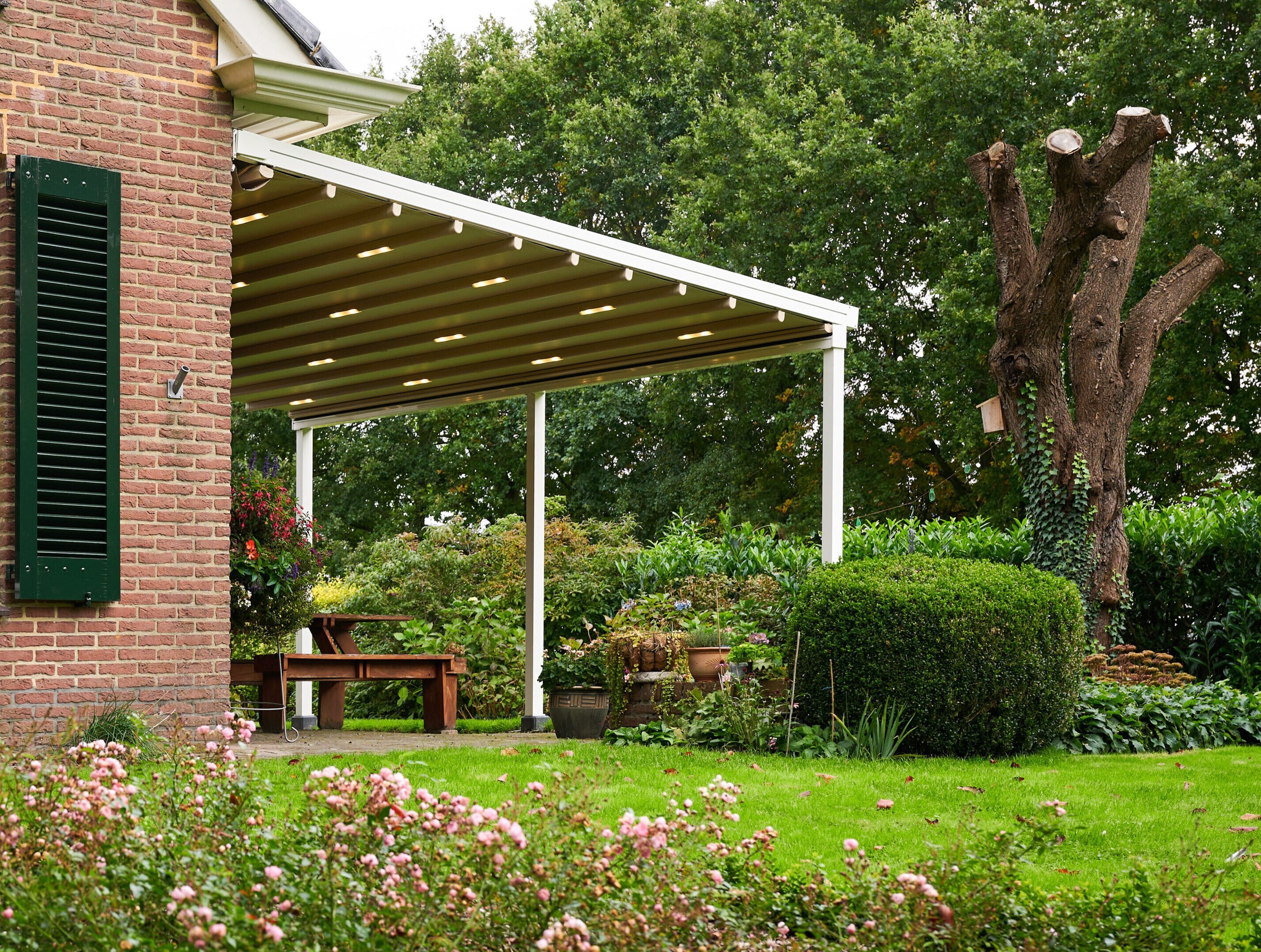 Terrasoverkapping-met-vouwdak-aan-de-gevel