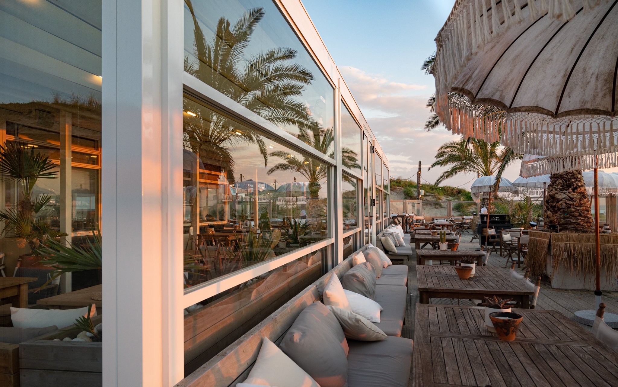 Gemotoriseerde glazen borstwering horeca overkapping voor jaarrond terras