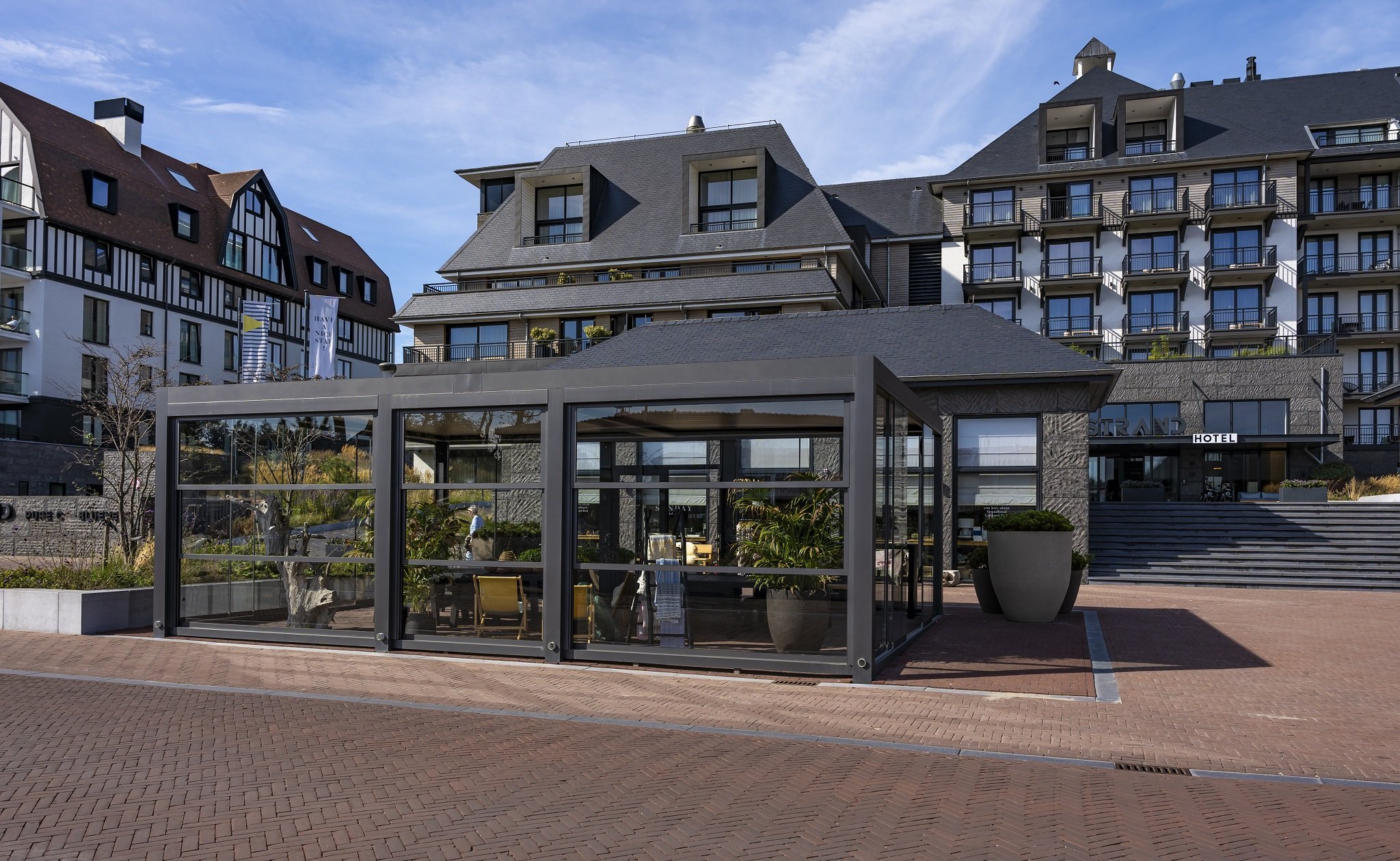 Terrasoverkapping-lamellendak-diverse-glaswanden-horeca