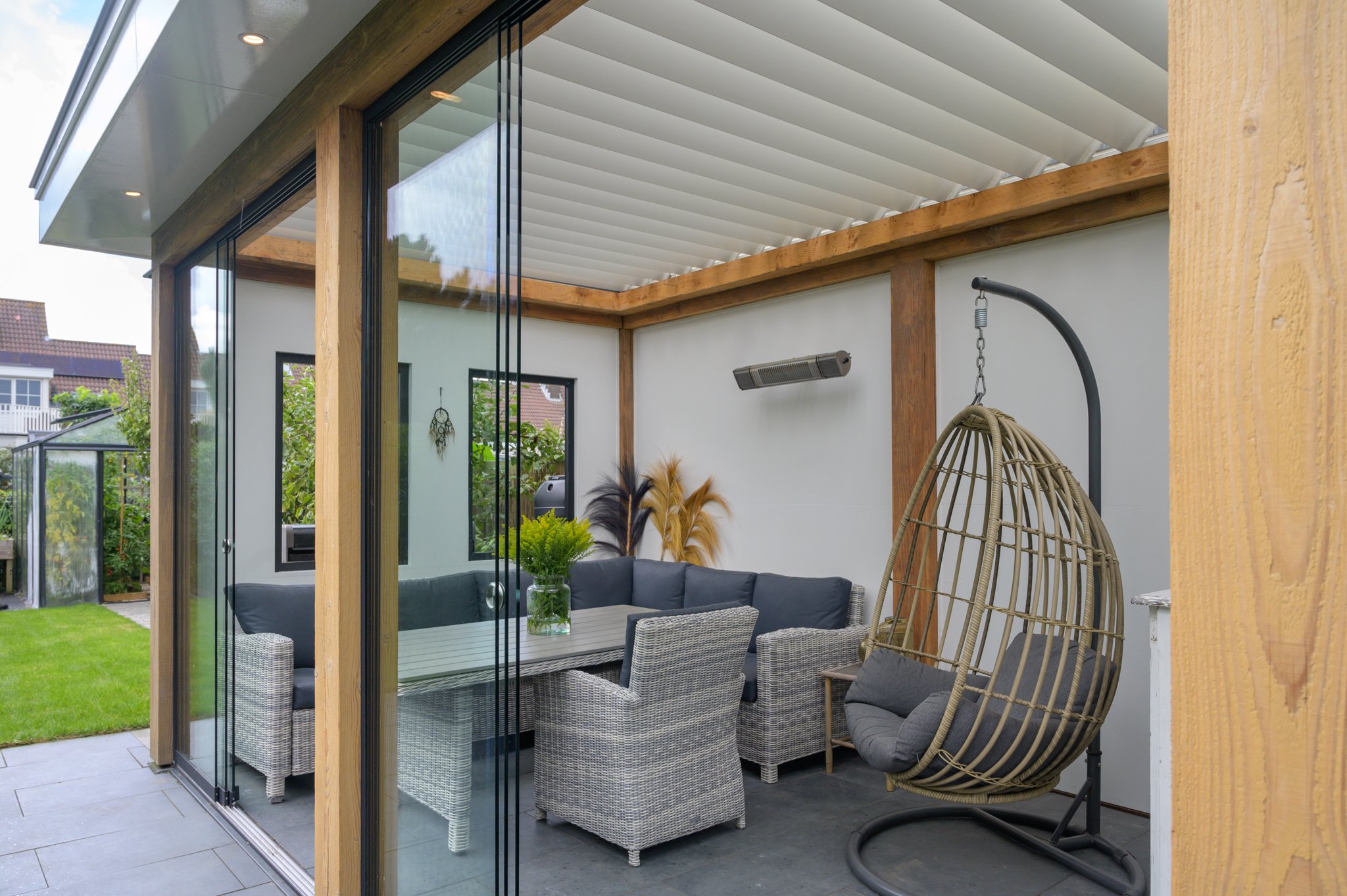 Houten-veranda-voorzien-lamellen-en-glazen-schuifwand