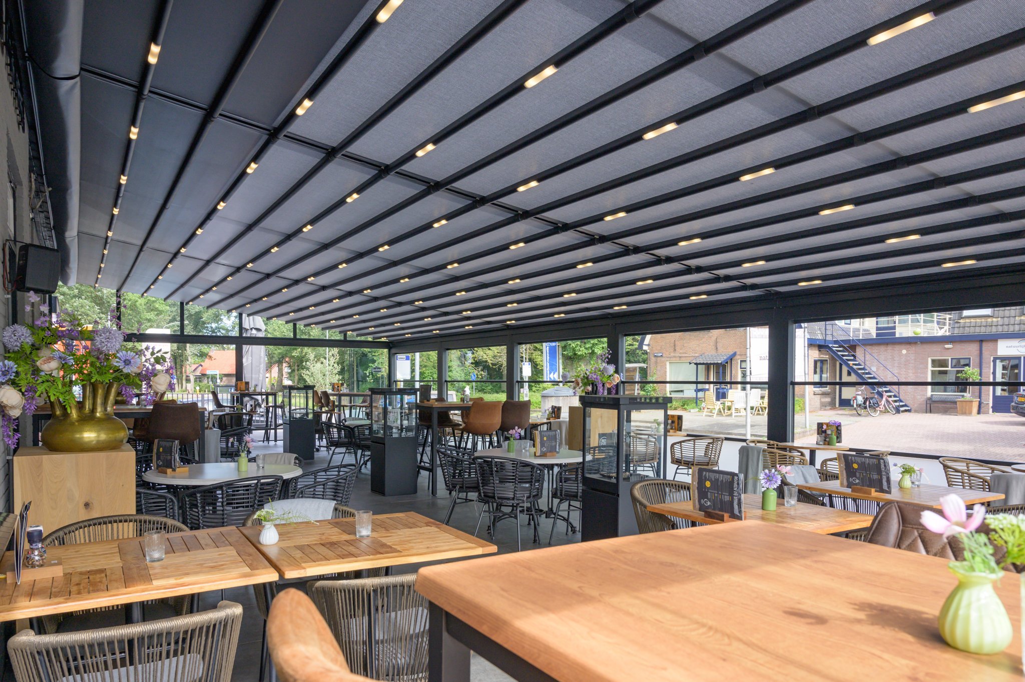 Terrasoverkapping-vouwdak-horeca-overkapping-inschuifbaar