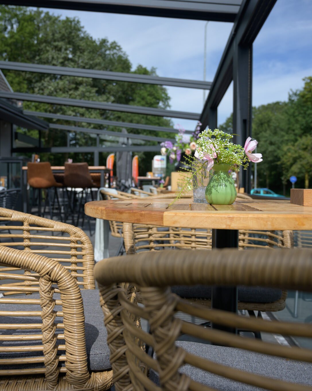 Inschuifbaar-vouwdak-horecaoverkapping-jaarrond-terras