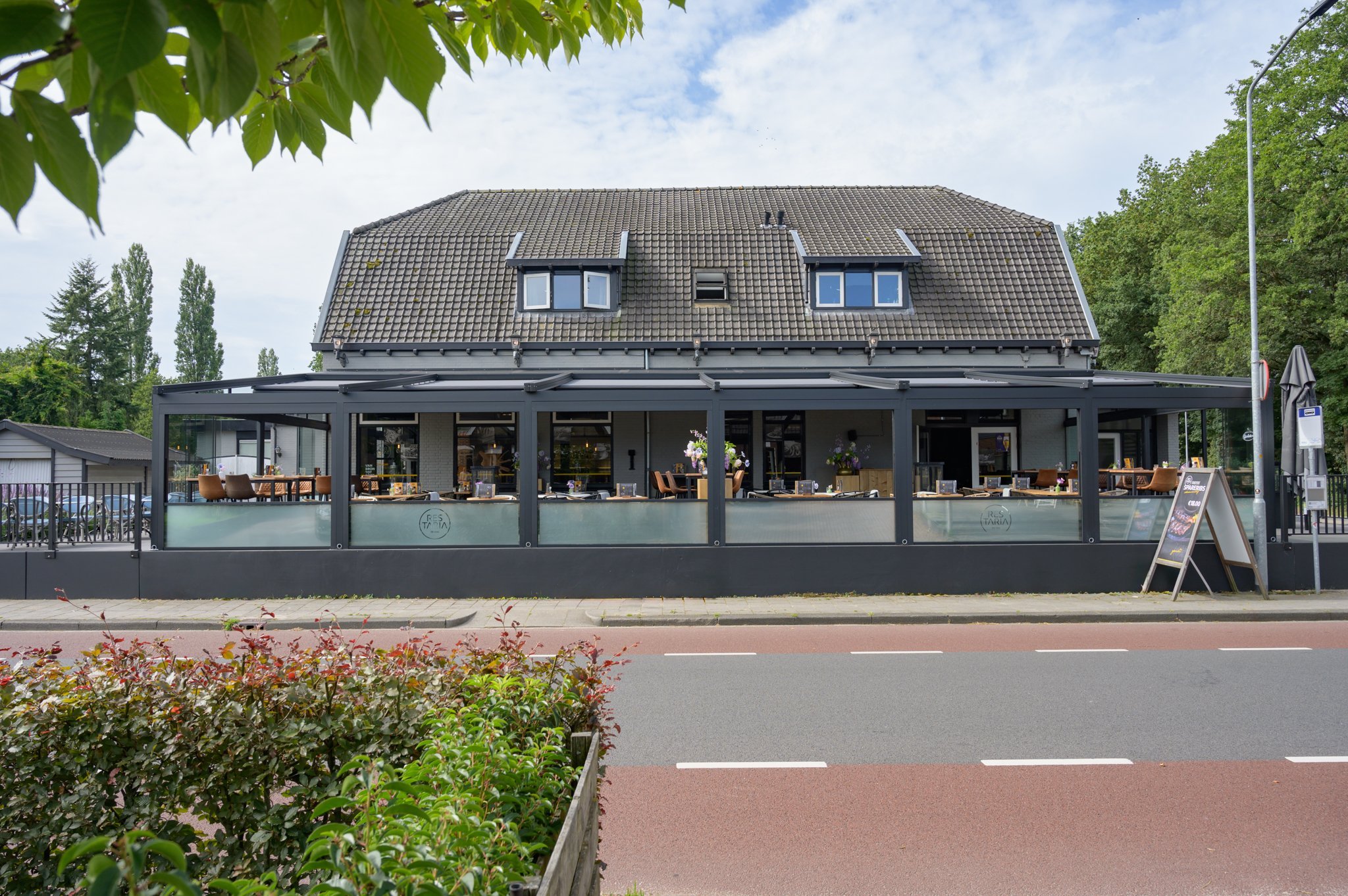 terrasoverkapping-horeca-voorzien-van-gemotoriseerde-borstwering-glazen-schuifwanden