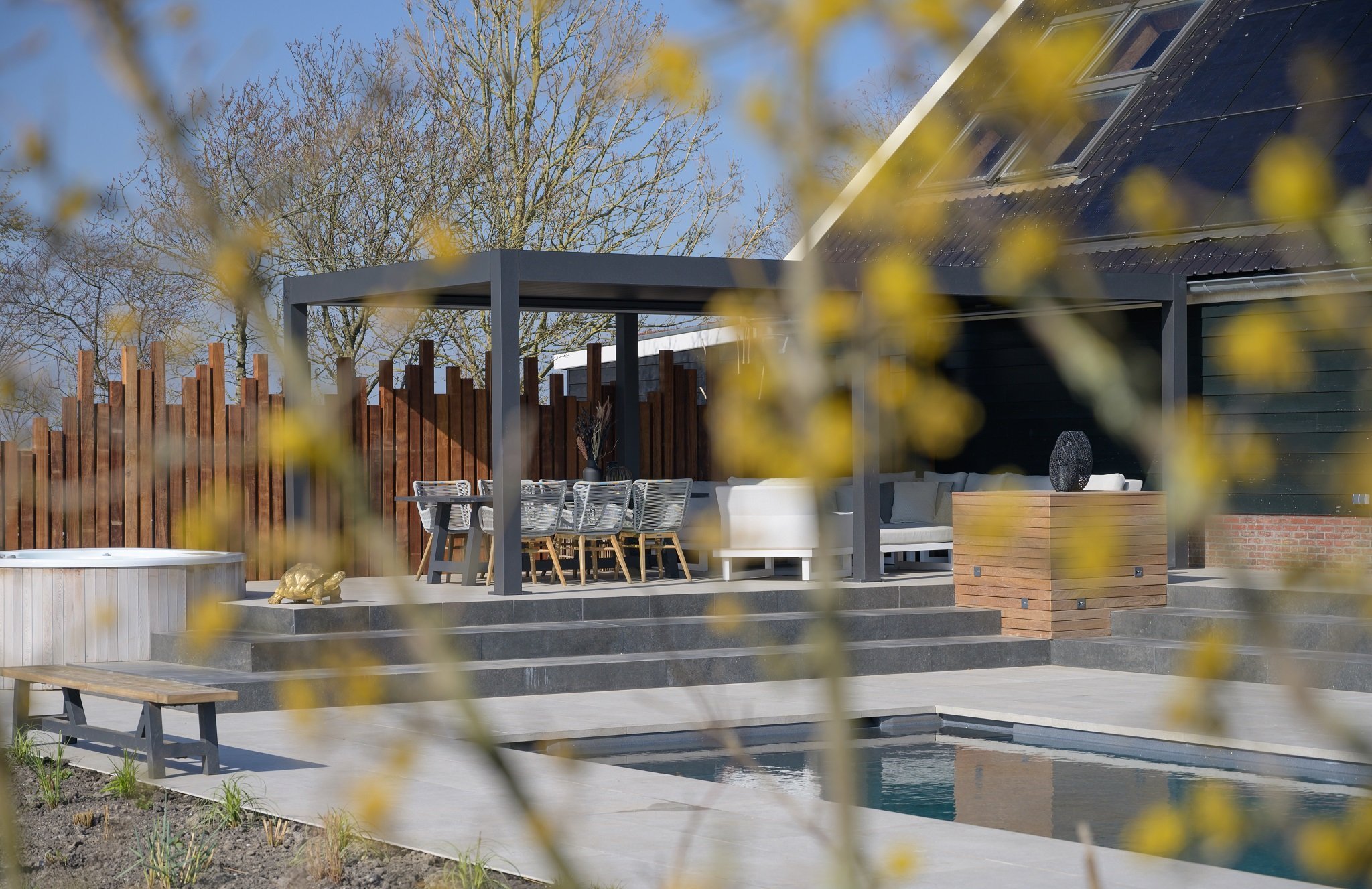 ALYA-CORNELS-Pro-serie-terrasoverkapping-met-kantelbare-lamellen