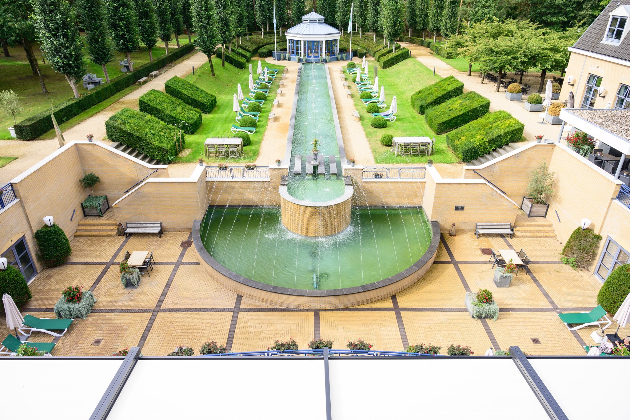 terrasoverkapping-met-vouwdak-hoteltuin