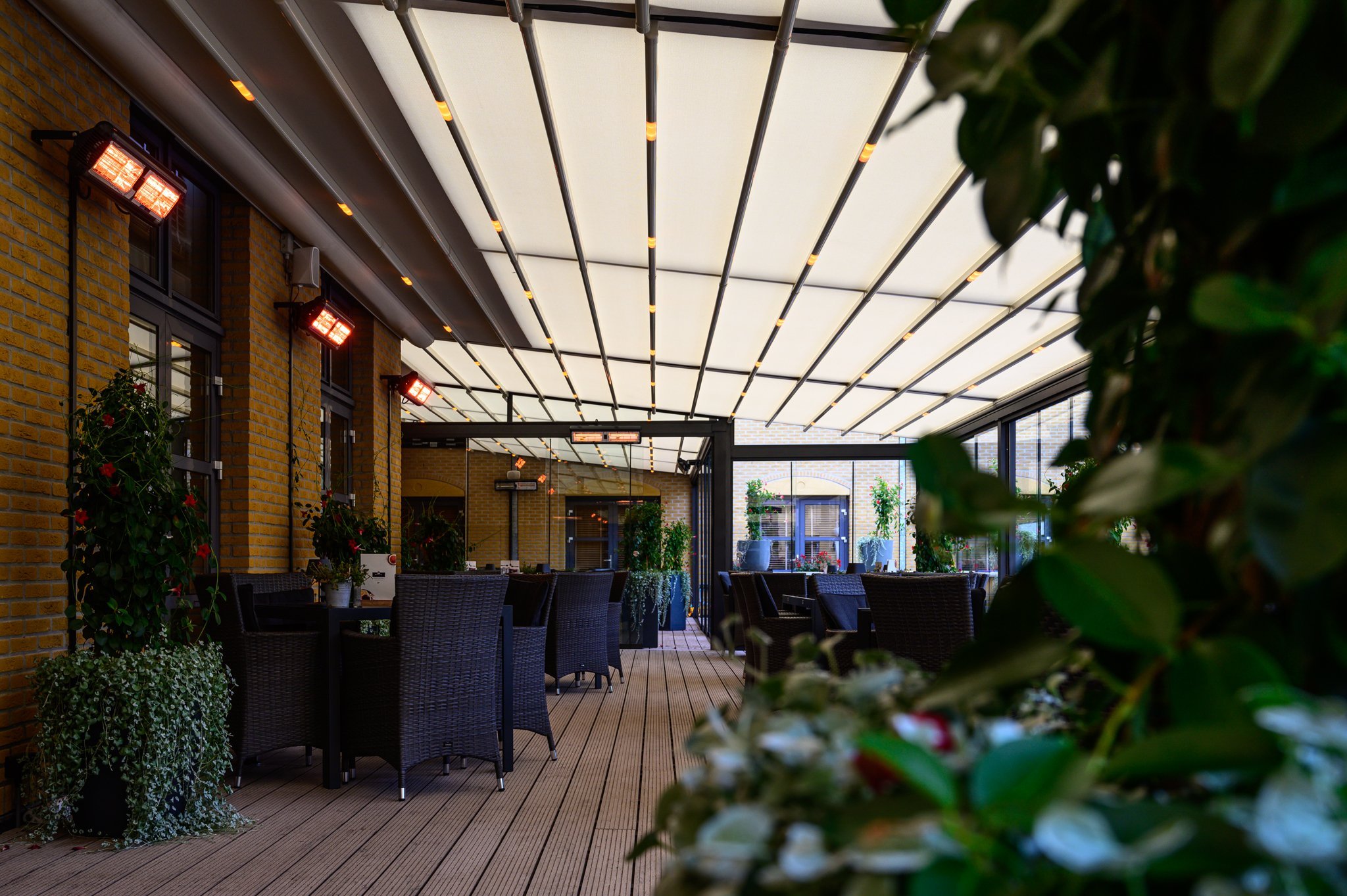 Terrasoverkapping-in-segementen-openen-en-sluiten-horecaterras