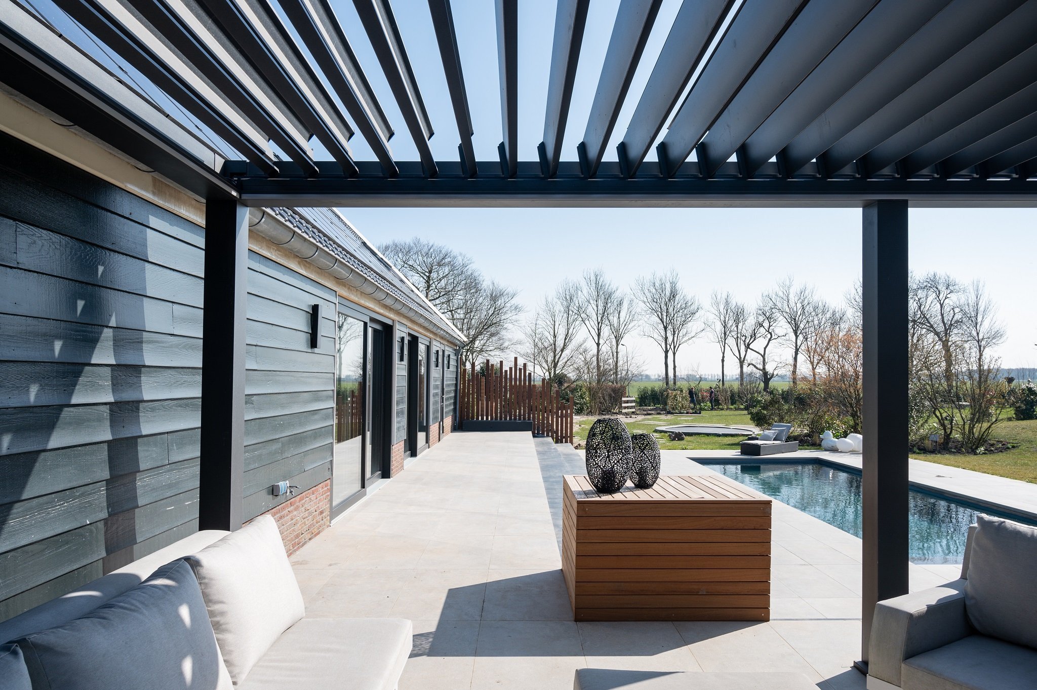 Zon-weren-met-kantelbare-lamellen-terrasoverkapping