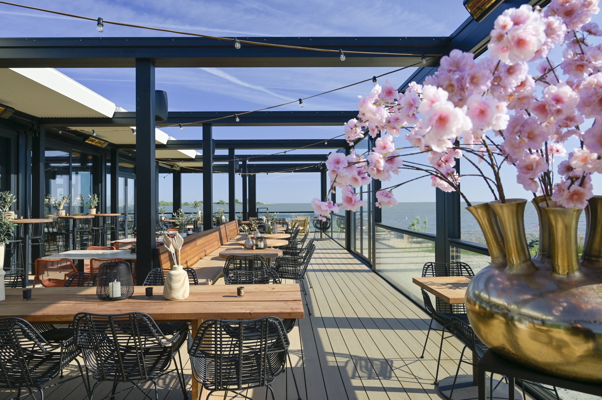 Complete terrasoverkapping horecaterras Bohemian Beach