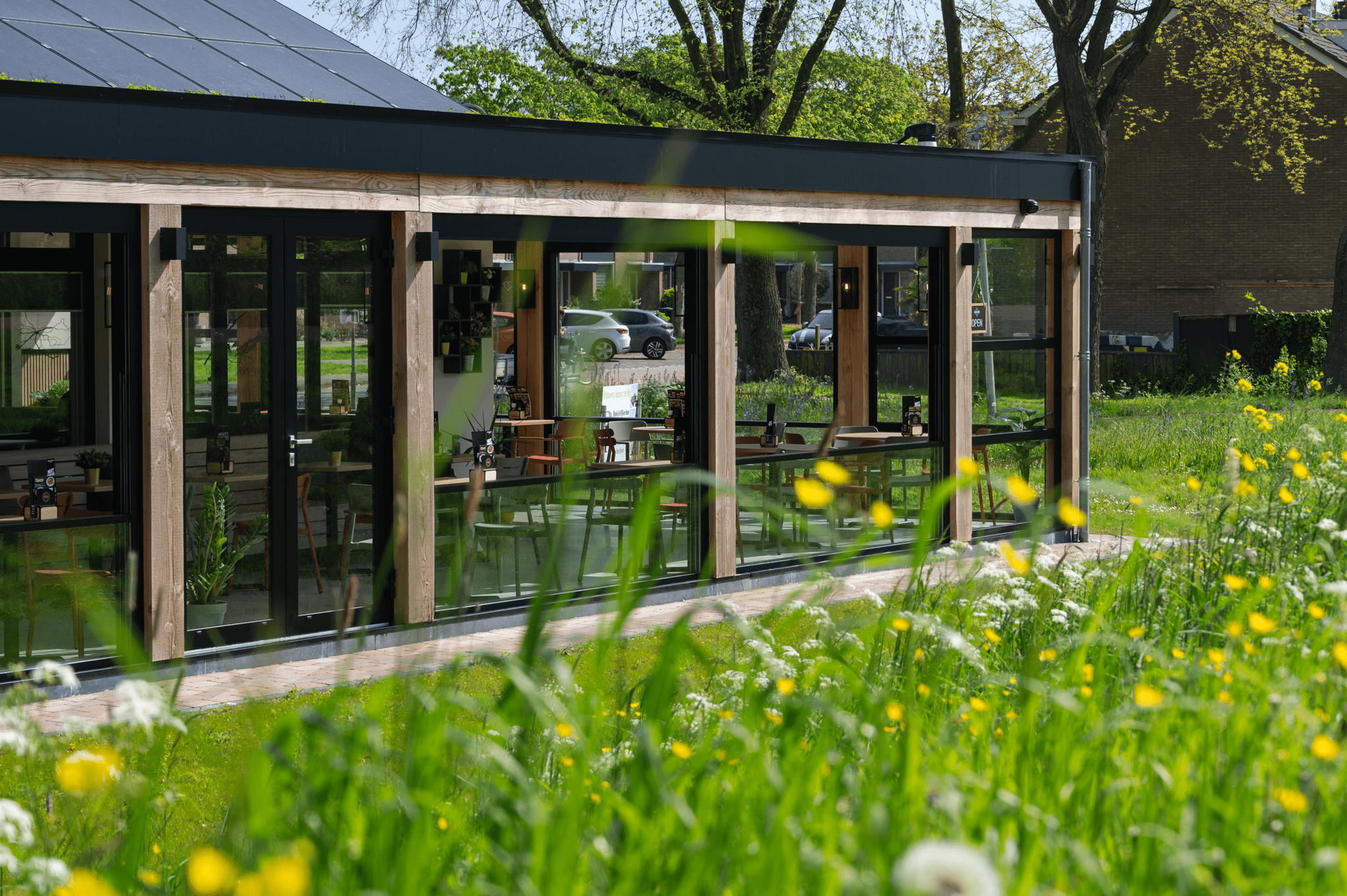 CORNELS framedeuren en glazen borstweringen