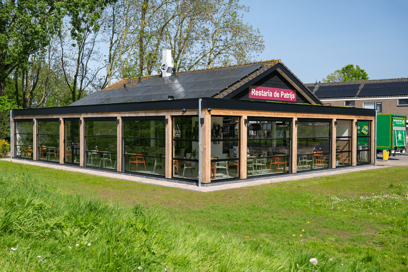 Gemotoriseerde glazen borstweringen CORNELS in houtconstructie