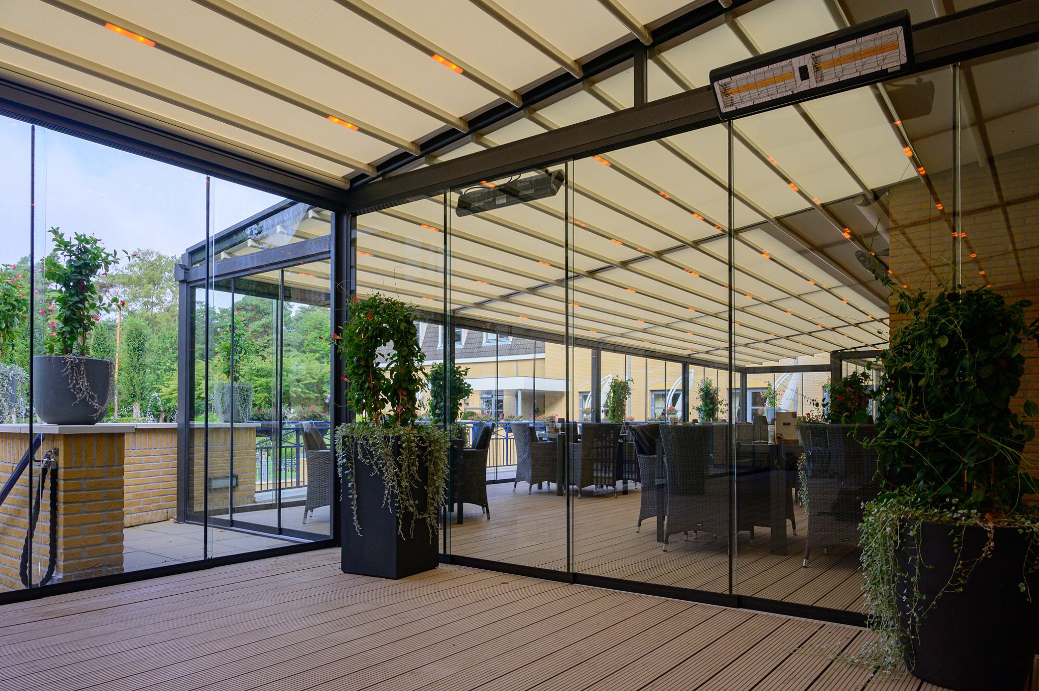 Glazen schuifwand als tussenwand interieur overkapping