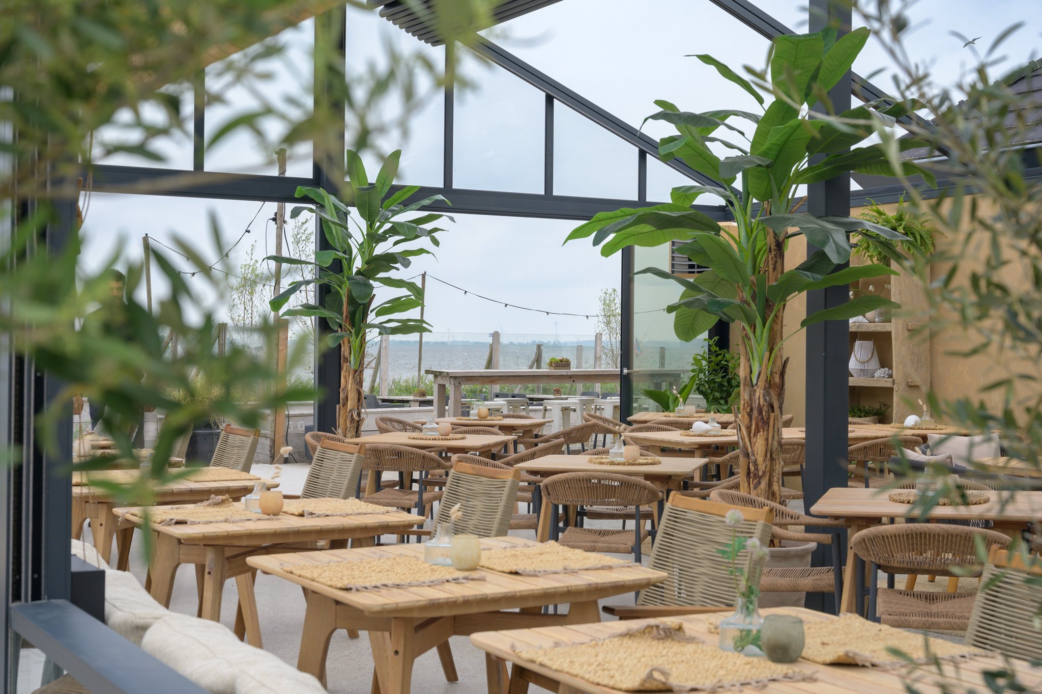 Glazen wanden CORNELS overkapping geopend
