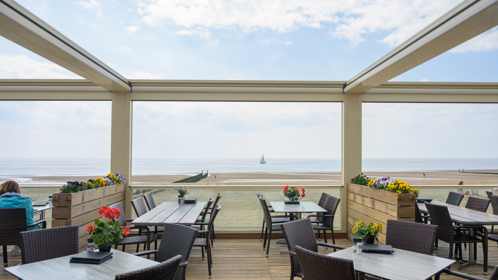 Terrasoverkapping geopend lamellendak en glazen borstweringen